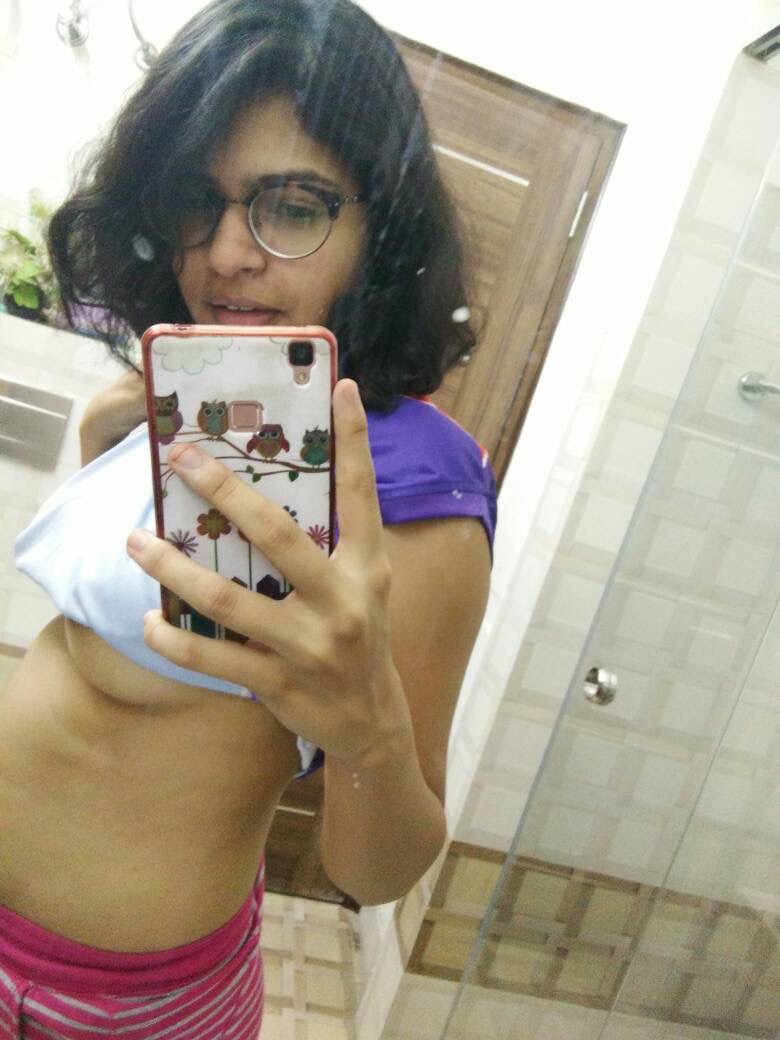 Sri Lanka Girl Hot Boob Selfie